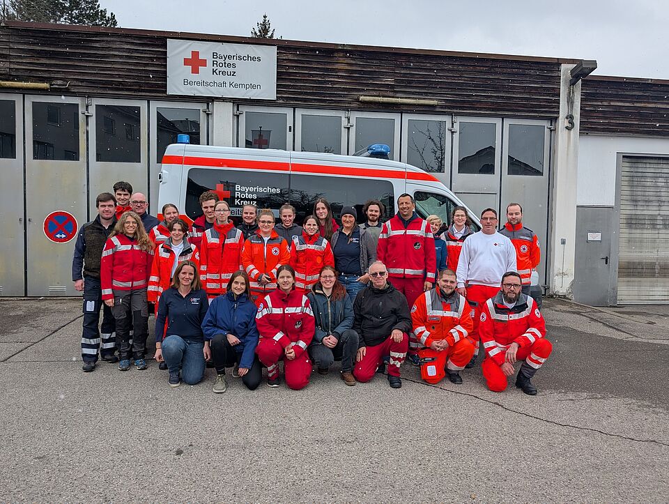 Alle Teilnehmer*Innen und Ausbilder des SAN-Kurses Alle Teilnehmer*Innen und Ausbilder des SAN-Kurses