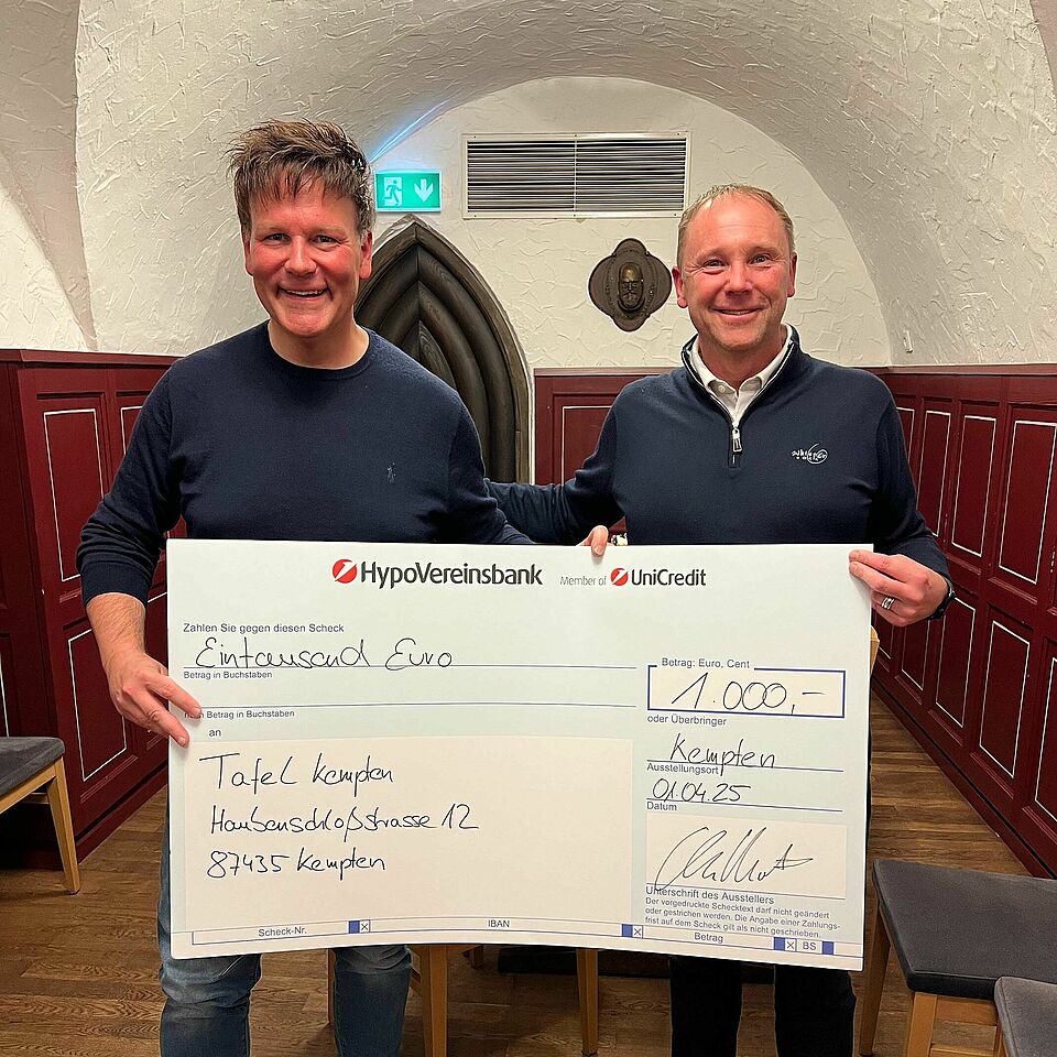 Markus Wille (links im Bild) und Christian Montén bei der Übergabe des symbolischen Schecks.